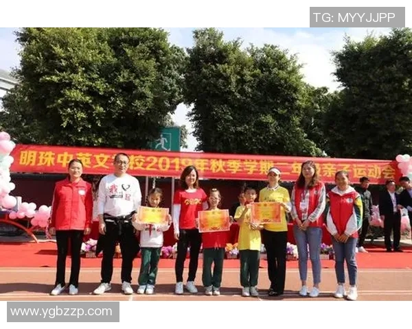 女裁判与足球明星亲密合影展现体育精神与性别平等的美好瞬间